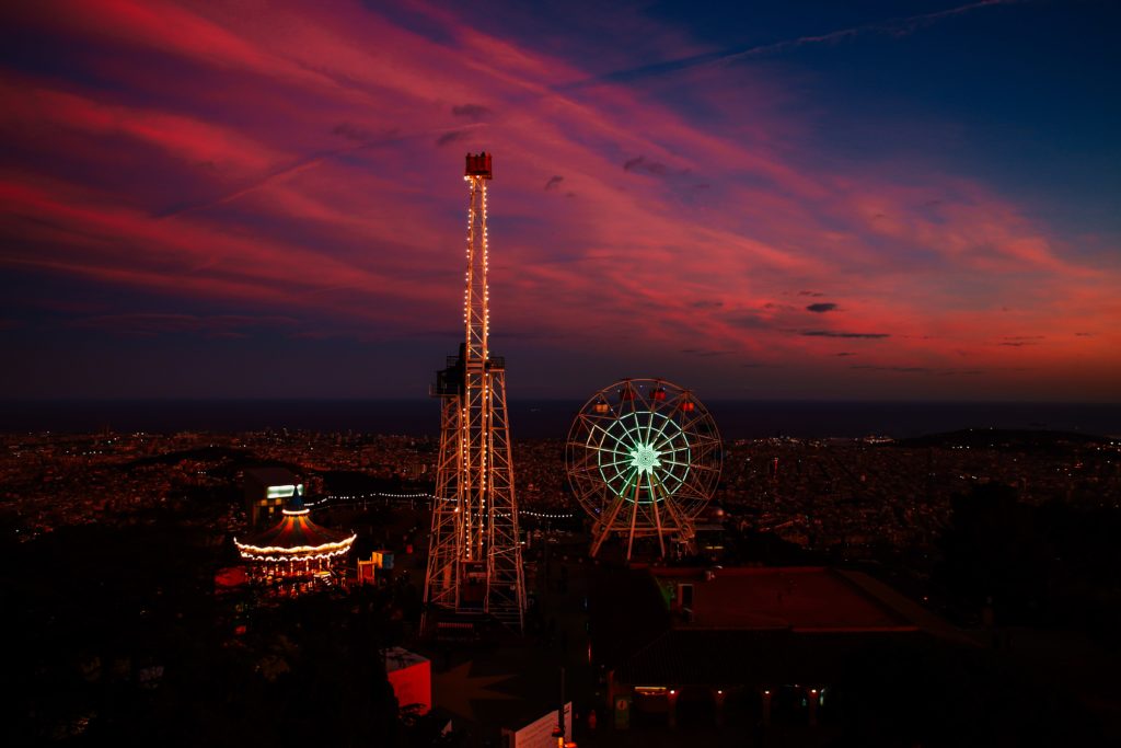 Aussicht auf Barcelona von El Tibidabo bei Sonnenuntergang