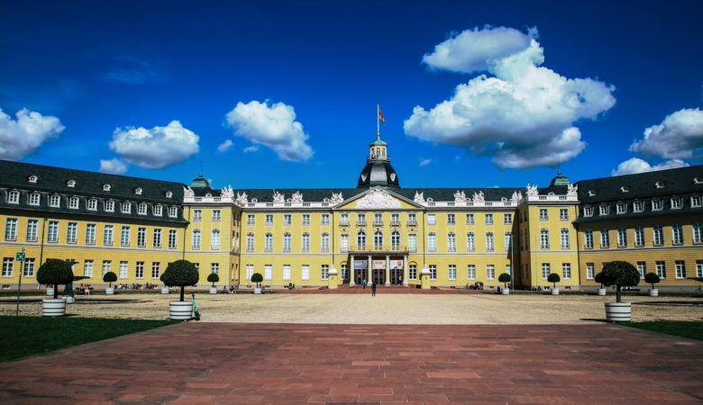 Karlsruhe Schloss mit blauem Himmel