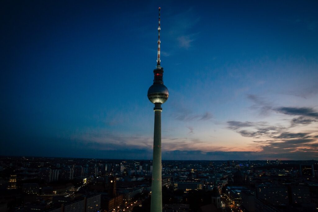 Berlin Tipps: Aussicht vom Hotel Park Inn auf Fernsehturm bei Sonnenuntergang