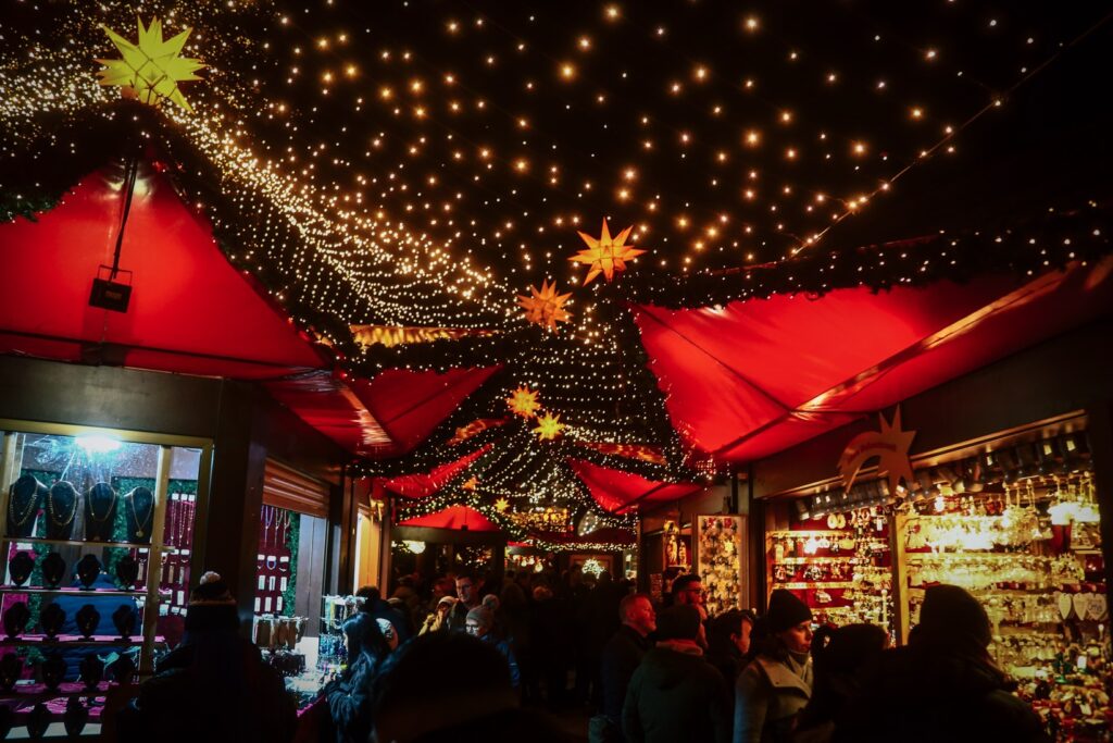 Köln Weihnachtsmarkt am Dom - Verkaufsstände und Lichterketten