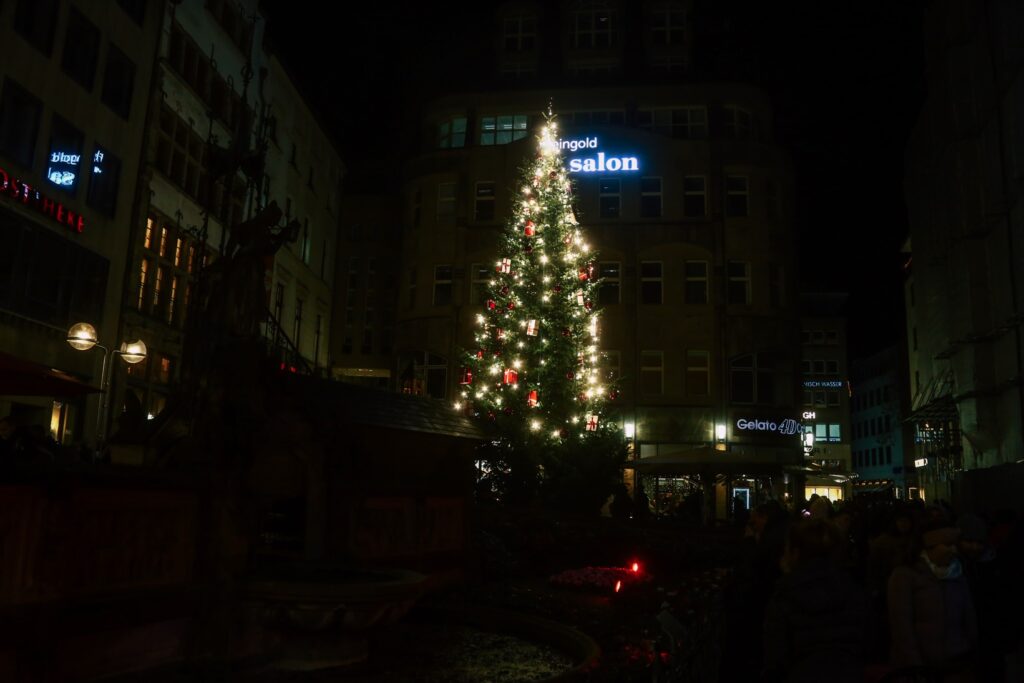 Köln Weihnachtsbaum am Heinzelmännchenbrunnen