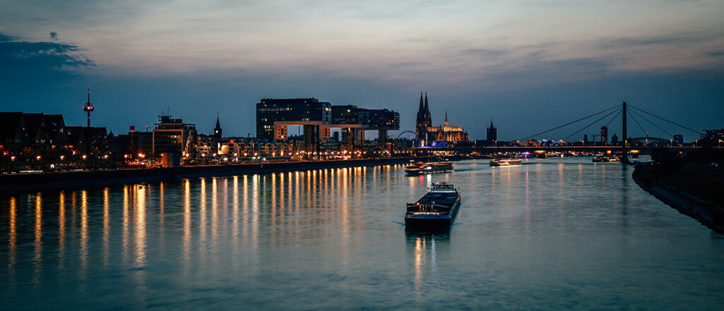Köln Panorama mit Dom, Rhein, Kranhäuser