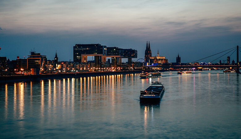 Köln Panorama mit Dom, Rhein, Kranhäuser
